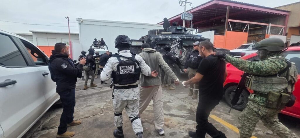 Traslada SSPE a la ciudad de Chihuahua a grupo criminal detenido en Guachochi