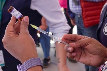 Enfermera golpeada por mujer que quería que la vacunara antes que a todos