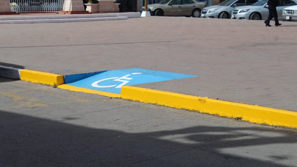 Dan Mantenimiento a Señalamiento Vial en Vicente Guerrero