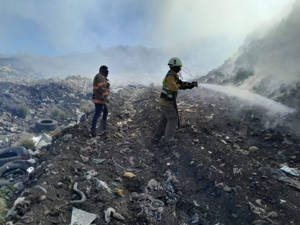 Sofocan incendio en relleno sanitario