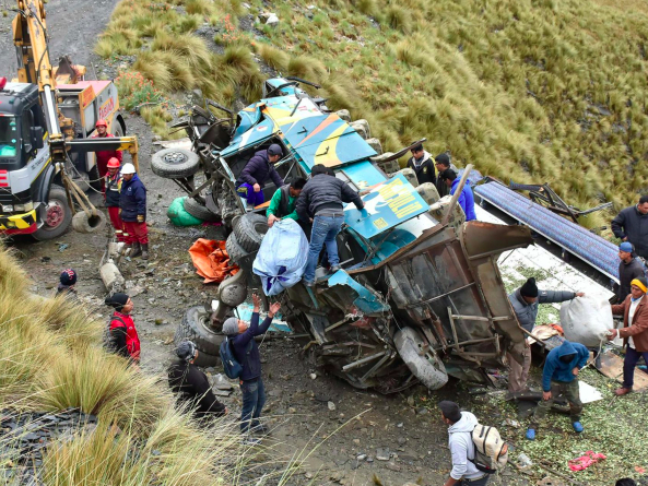 Autobús cae a un barranco de 150 metros y deja al menos 14 muertos en Bolivia