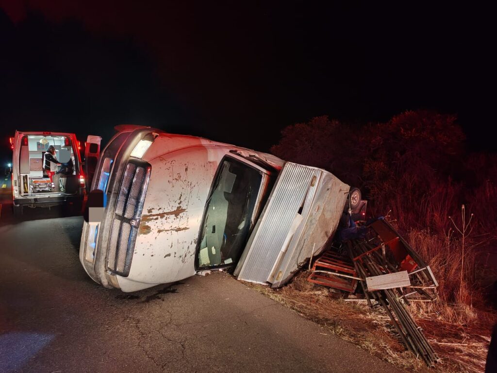 Otra volcadura en “La Carretera de la Muerte” deja tres personas heridas