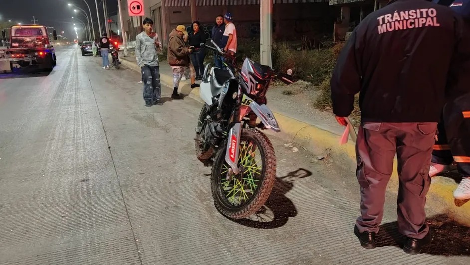 Menor de 16 años chocó en su moto contra un poste de la CFE y murió su acompañante de 14