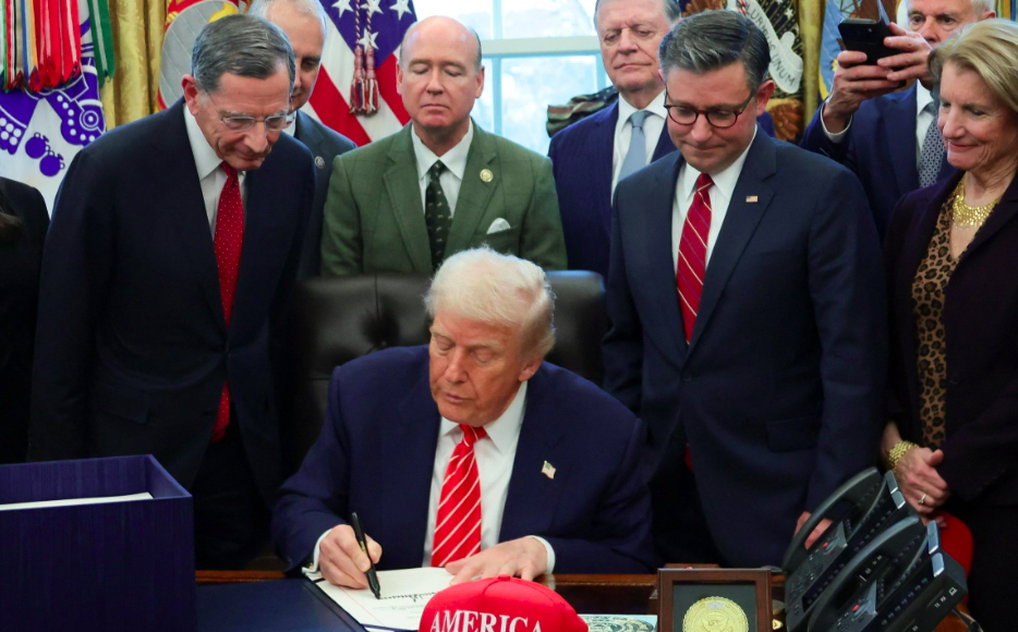 Trump firma ley para reabrir el Gobierno Federal