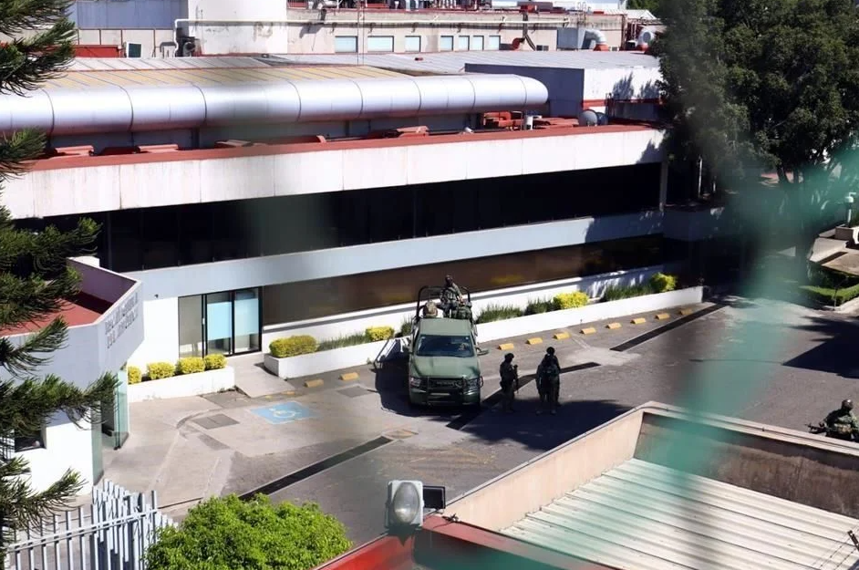 Llega carroza fúnebre a Centro Pericial Forense de la FGR