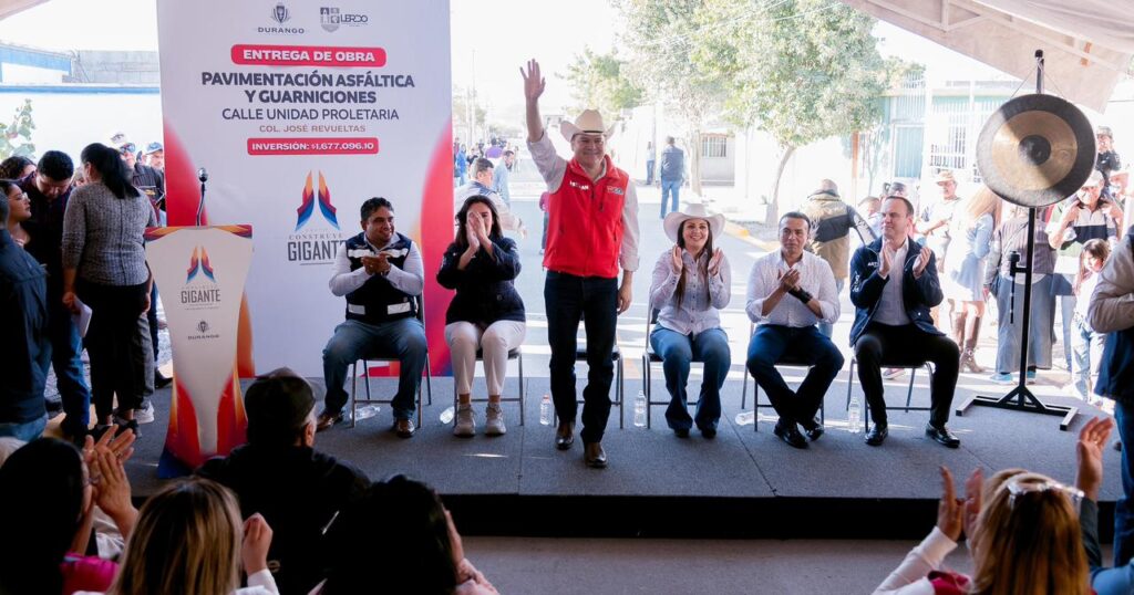 Esteban Villegas y Susy Torrecillas entregan calle pavimentada que mejora la movilidad en Lerdo