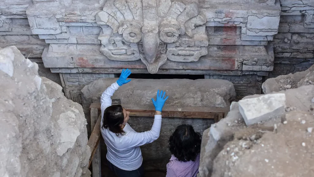 Portugal restituye a México tres piezas arqueológicas prehispánicas