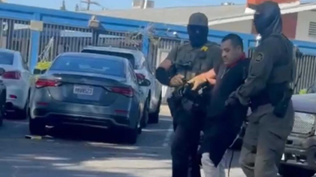 ICE irrumpe iglesia de Los Ángeles y detiene a migrante mexicano