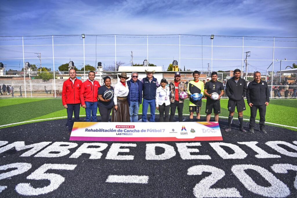 Esteban Villegas y Nancy Vázquez entregan cancha nueva de futbol en Nombre de Dios
