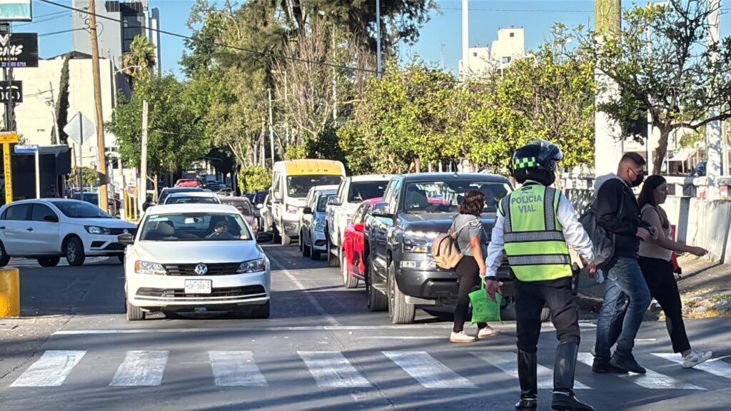 Obra privada provoca daños en lateral de López Mateos; intervienen SIAPA y Policía Vial
