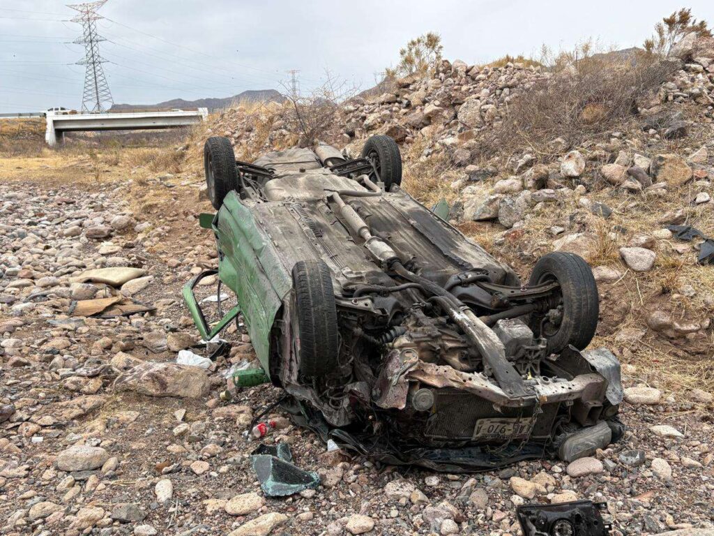 Auto cae a arroyo en la Chihuahua–Delicias