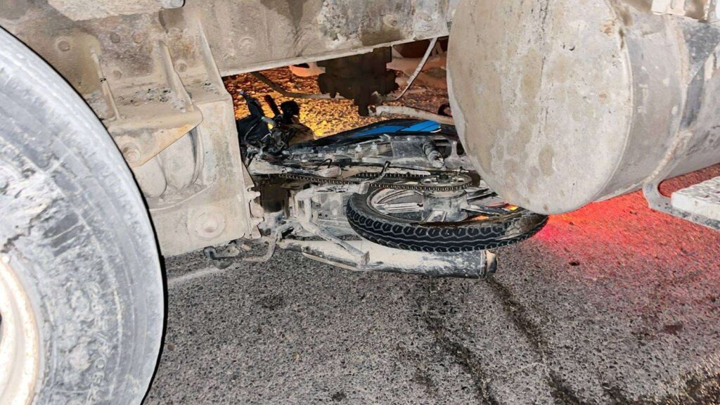 Dompe aplasta a pareja en carretera a Ojinaga