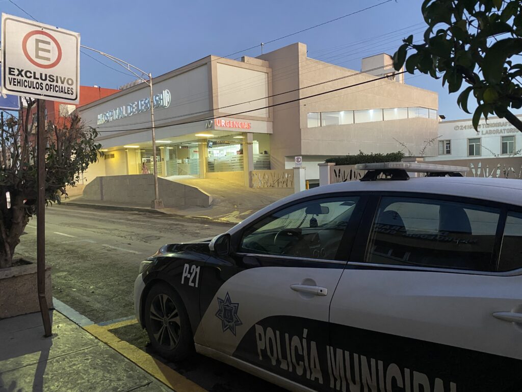 Llegan a hospital con herido de bala en Parral