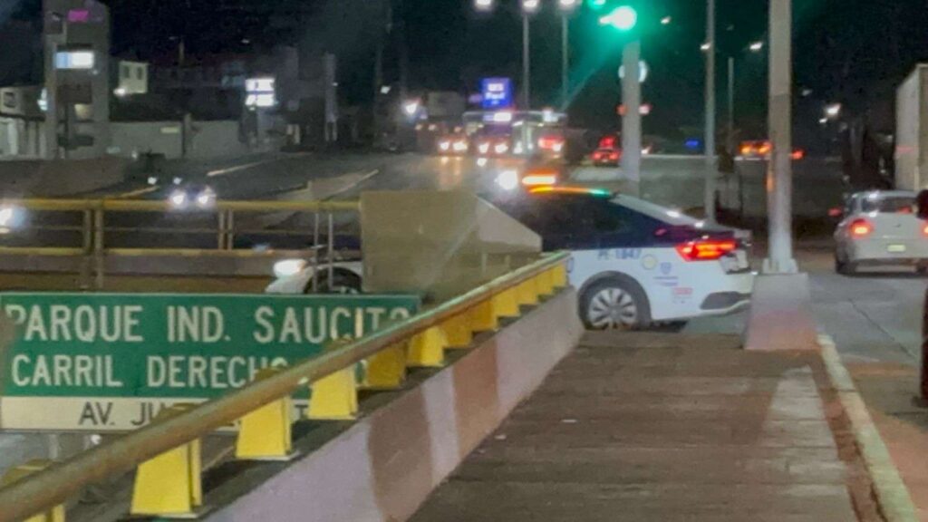 Mujer es resguardada tras crisis en puente de la Juventud