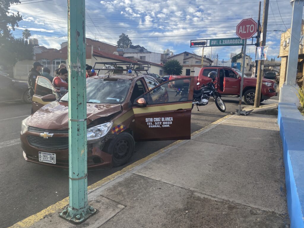Choque en Rangel de Biezma deja taxi con fuerte daño frontal