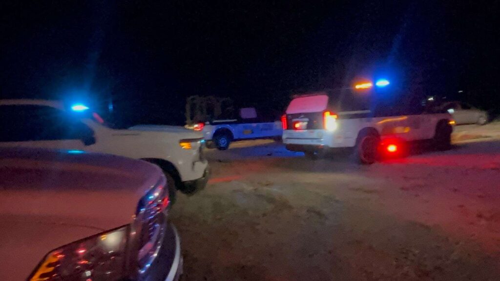 Vuelca camioneta robada tras persecución en la carretera a Cuauhtémoc