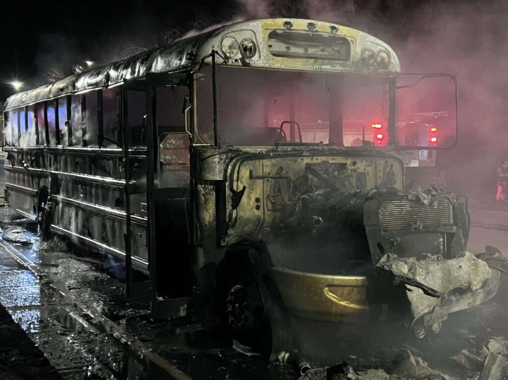 Arde camión tras ataque armado en Aldama