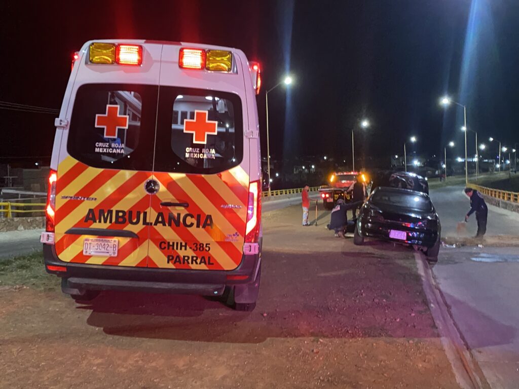 Vuelca auto en Vialidad Ferrocarril frente a la deportiva Vanessa Zamboti