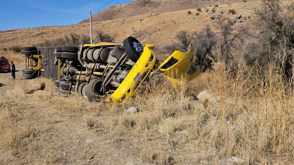 Vuelca tráiler cargado de algodón en Chihuahua