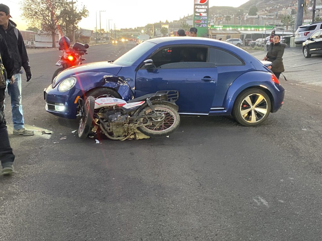 Beetle le corta circulación a motocicleta y provoca fuerte choque en el Periférico