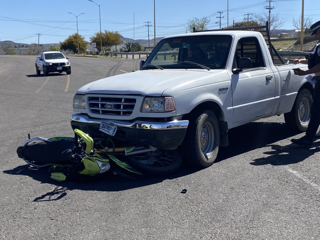 Motociclista del Motoclub Pancho Villa resulta lesionado en choque en la vía corta