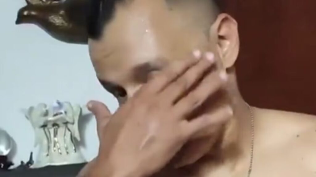 VIDEO: Mujer sorprende a su esposo en la cama con otro hombre