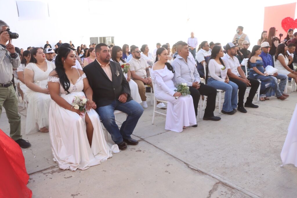 Celebran Bodas Comunitarias en Guadalupe Victoria; 26 parejas formalizan su unión