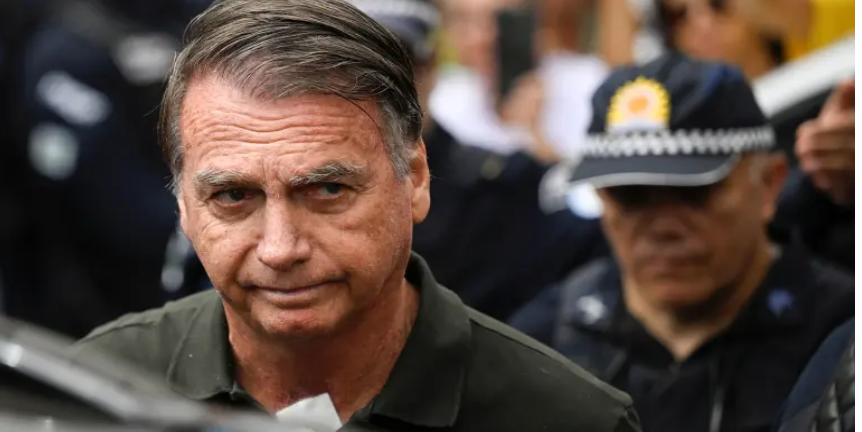 Abogados de Bolsonaro confirman nueva crisis médica