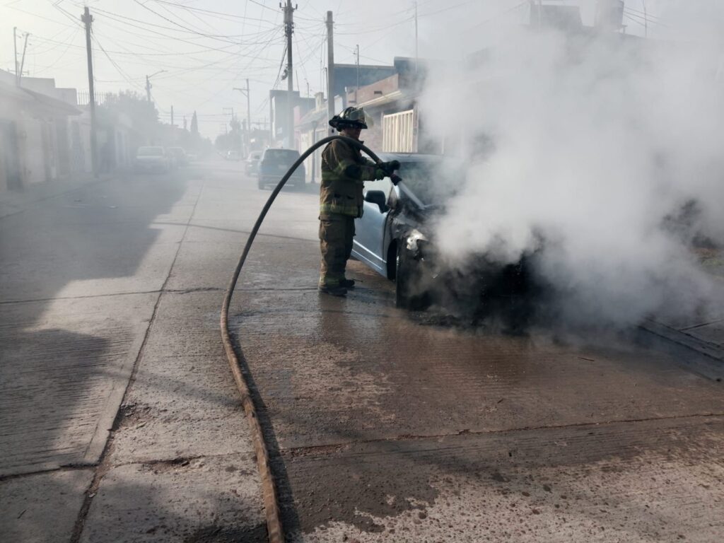 Bomberos de Durango apagan incendio de vehículo en la vía pública