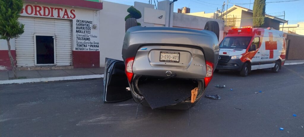 Auto rojo chocó y provocó la volcadura de otro carro en el que viajaban padre e hija