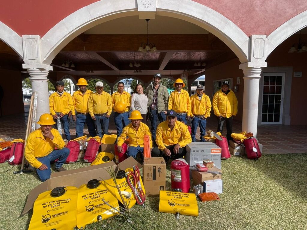 ENTREGA ALCALDE DE BALLEZA EQUIPAMIENTO A BRIGADAS CONTRA INCENDIOS.