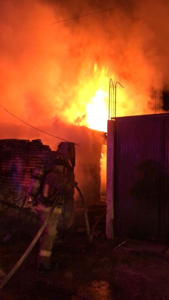 Bomberos sofocan incendio durante la madrugada de este martes