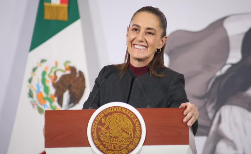Sheinbaum anuncia incentivos al cine y reconoce impulso de Salma Hayek