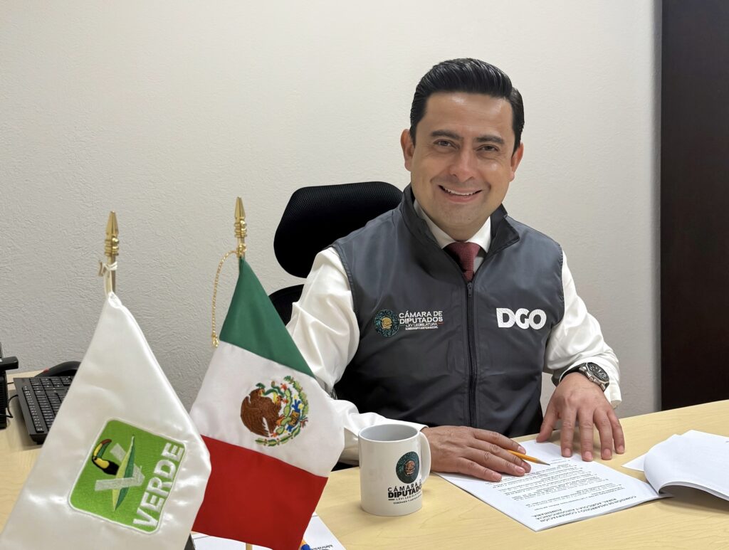 Gerardo Villarreal impulsa reforma para evitar daños a vehículos por alcantarillas
