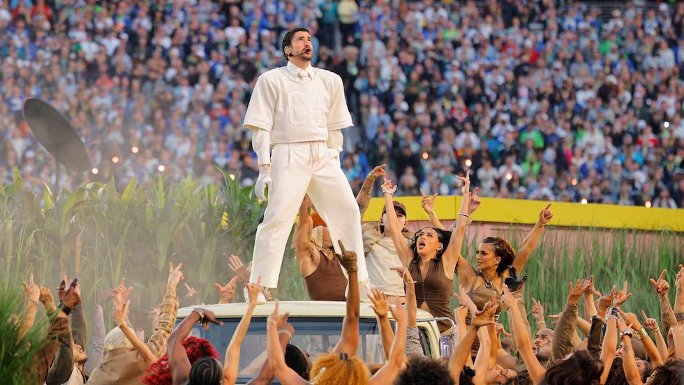 EU exige sancionar a Bad Bunny tras su show del Super Bowl por supuesta obscenidad
