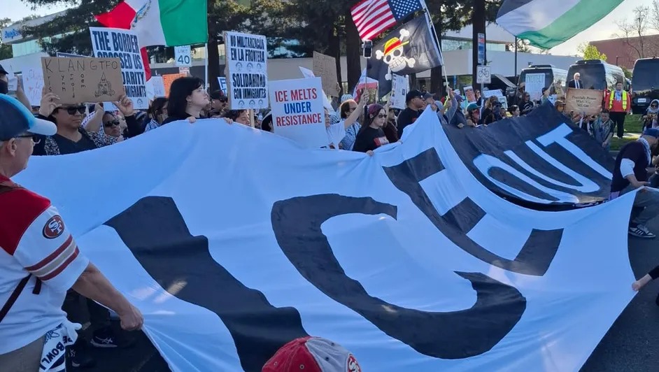 Protestas contra ICE rodean el Super Bowl LX en California