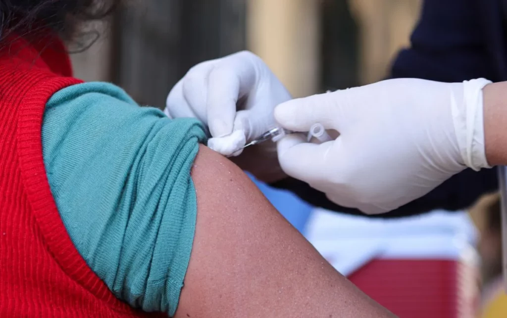 ¿Naciste en los 90? Descubre si necesitas vacunarte contra el sarampión