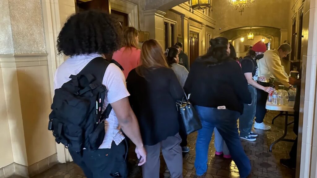 Más de 300 voluntarios reciben capacitación para defender a la comunidad del ICE
