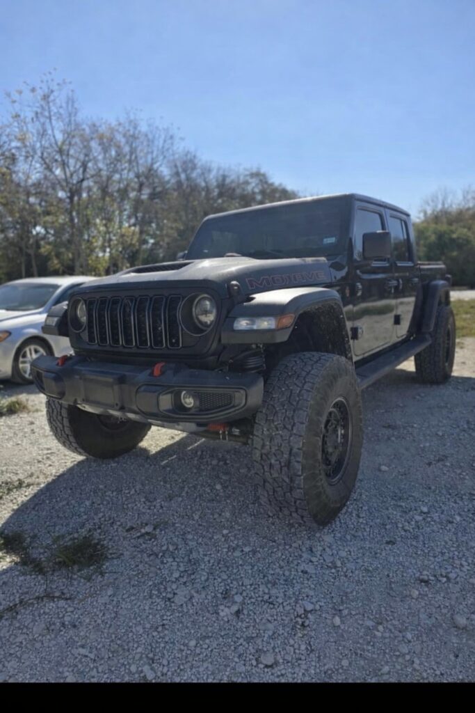 Robaron a mujer lujosa camioneta; policías la recuperan y también otro auto hurtado