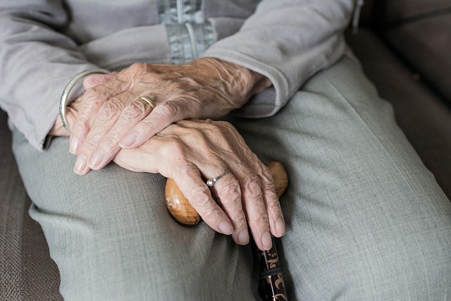 Mujer de 70 años mata a su esposo con Alzheimer con un martillo mientras dormía