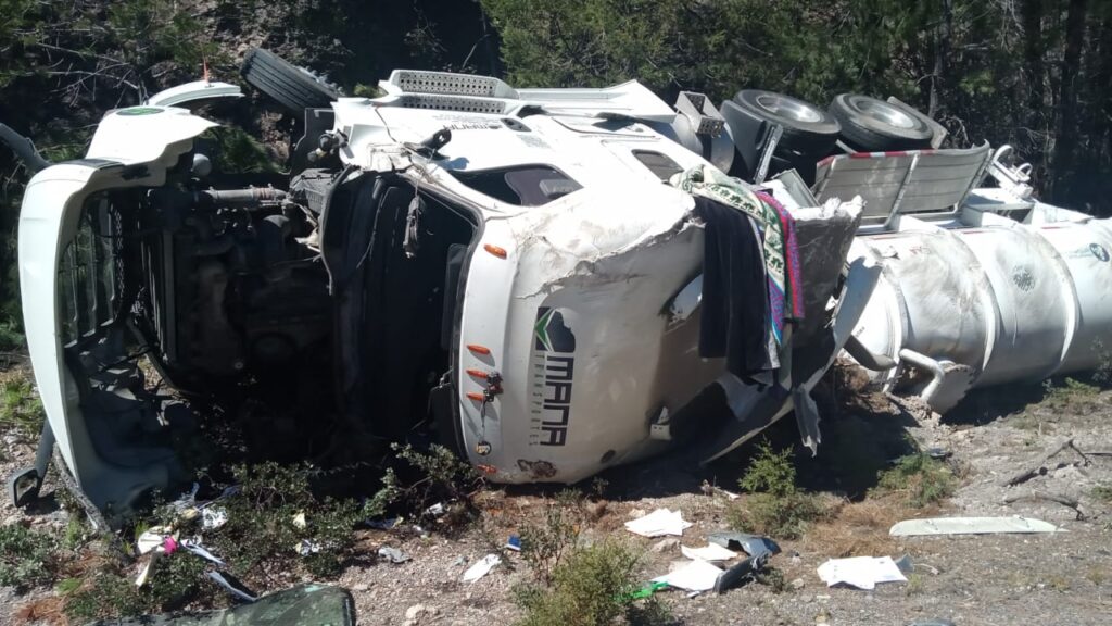 Destrozado al volcar quedó el tractocamión y la pipa con materiales peligroso; chofer herido