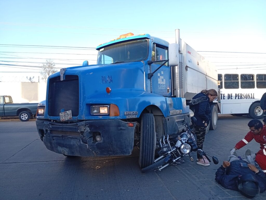 Tractocamión impactó a motociclista y lo dejó lesionado