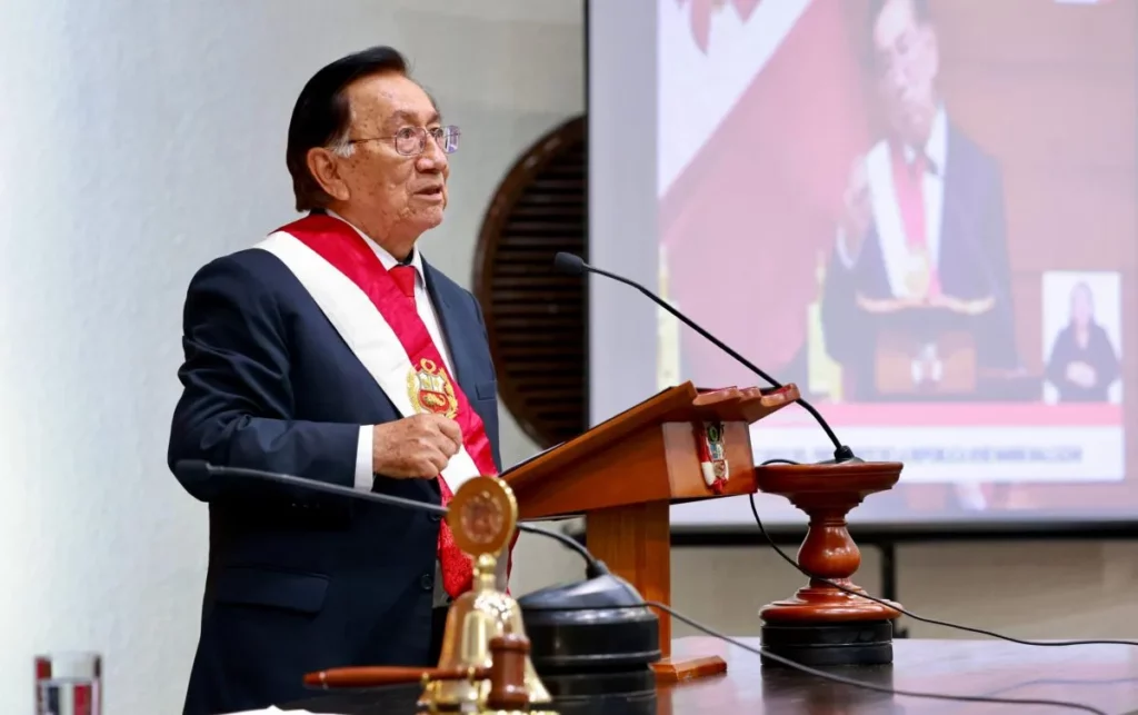 Balcázar inicia gobierno interino en Perú y asegura no tener afiliación partidista