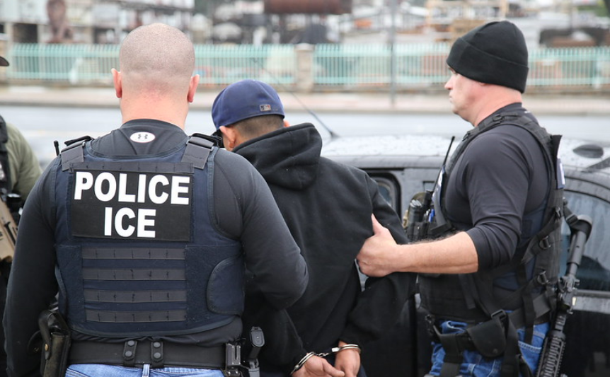 ICE bajo fuego por detenciones de estudiantes en dormitorios