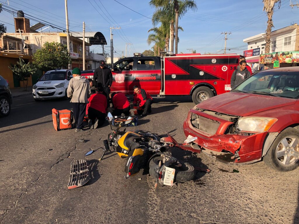 Motociclista resulta lesionado al colisionar con automóvil