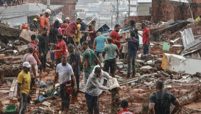 Suben a 55 los muertos por lluvias torrenciales en Brasil