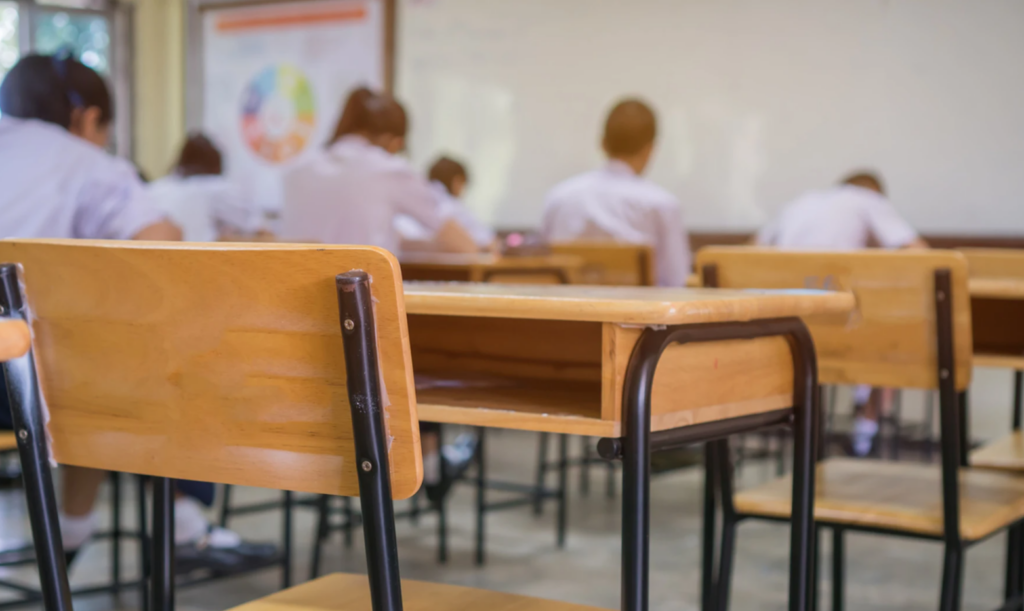 Sujeto armado toma como rehenes a estudiantes y profesores en una escuela de Tailandia