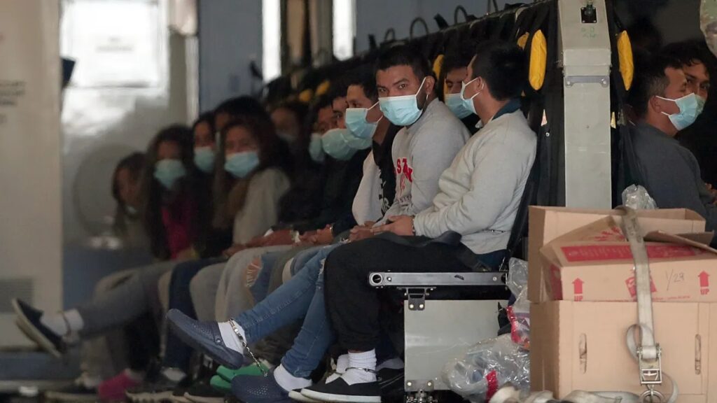 Juez federal declara ilegal política de deportaciones a terceros países
