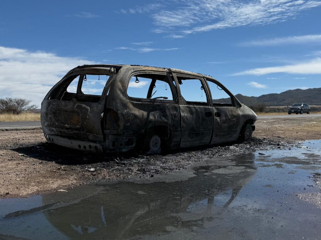 Pareja se salva de morir quemada al incendiarse su vehículo en carretera
