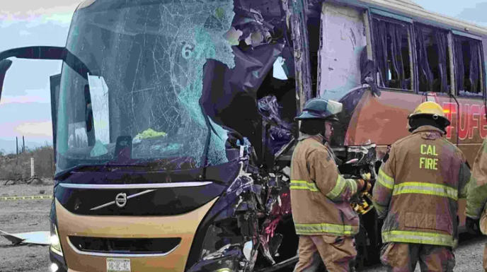 Accidente deja cinco muertos tras choque entre autobús y tractocamión
